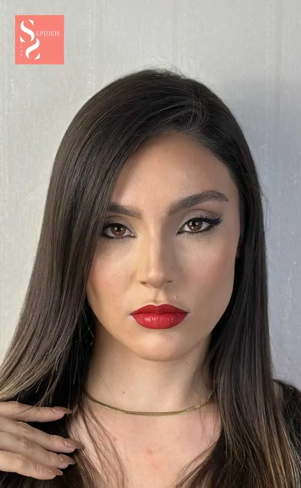 میکاپ کلاسیک با خط چشم کشیده و رژ قرمز؛ آرایش لایت قرمز با سبک تمیز و کلاسیک برای عکس‌های پرتره و مدلینگ