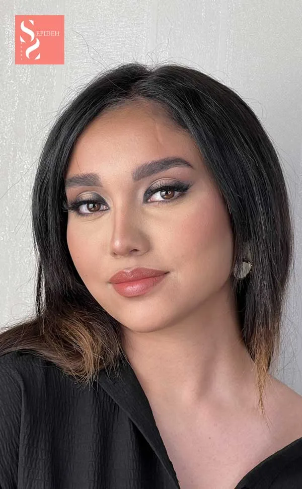 هیلو میکاپ با سبک لایت و آرایش ملایم، اجرای میکاپ گلام اروپایی با ترکیب‌ رنگ‌های طبیعی و براق مناسب عکس‌های پرتره و مدلینگ.