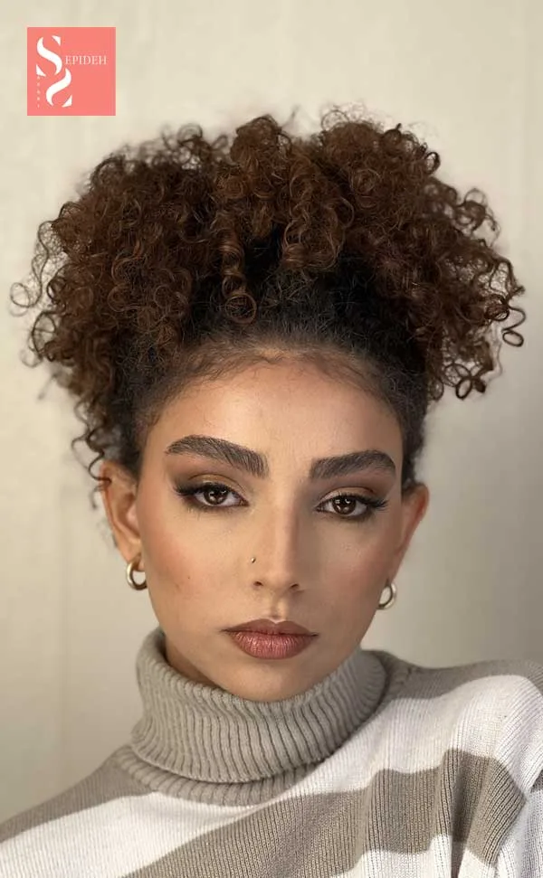 میکاپ لایت شاین‌دار با درخشش ملایم و سبک نچرال گلام؛ آرایش سبک و طبیعی مناسب عکاسی و مدلینگ