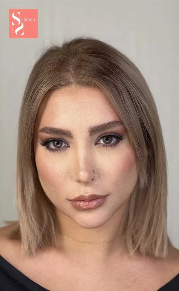 میکاپ لایت اروپایی با چشم گوشه تیره و تناژ کاراملی، آرایش ملایم و حرفه‌ای مناسب عکاسی و میکاپ‌های سبک روزانه.