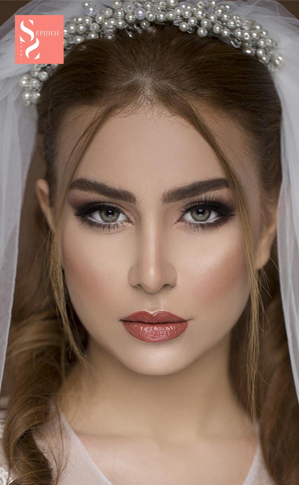 میکاپ عروس حرفه‌ای با سبک طبیعی و ماندگار مناسب مراسم عروسی