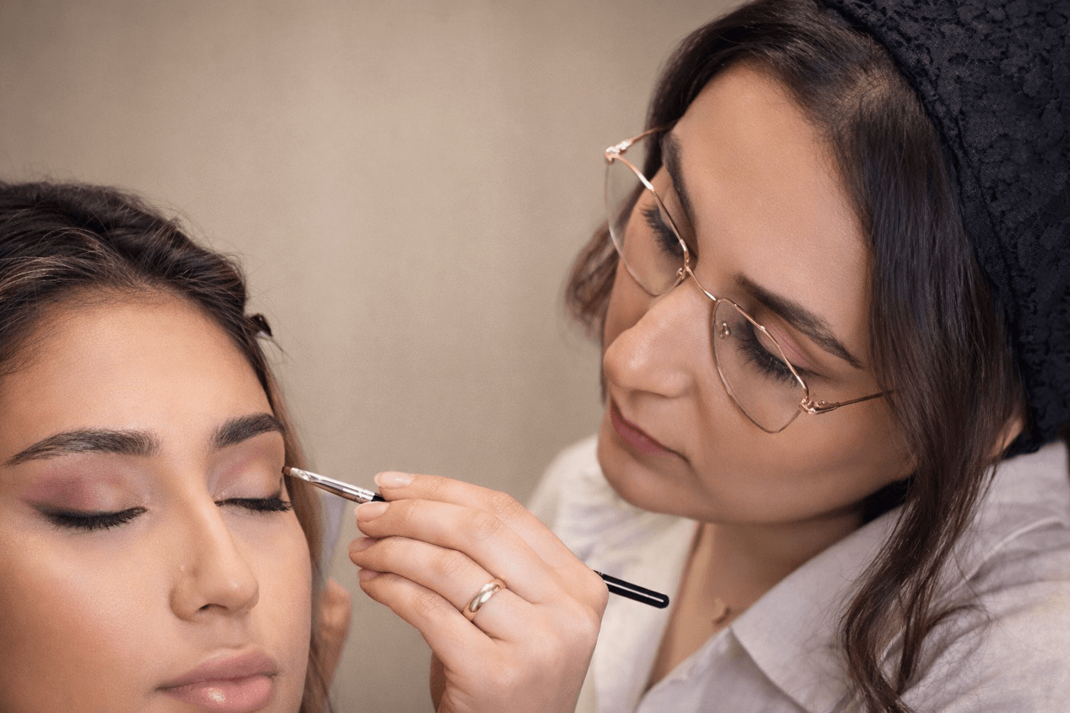 سپیده سفری در حال اجرای میکاپ حرفه‌ای با تکنیک‌های تخصصی آرایش صورت